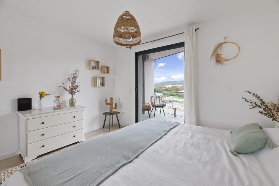 Bedroom, Mountain view, Inner courtyard view