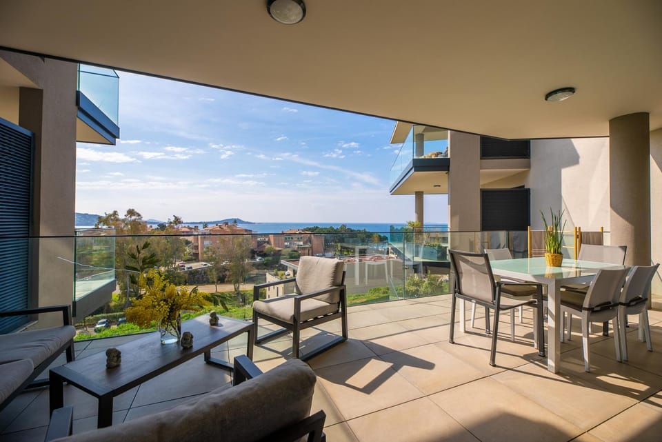 Patio, Day, Natural landscape, View (from property/room), Balcony/Terrace, Seating area, Dining area, Sea view
