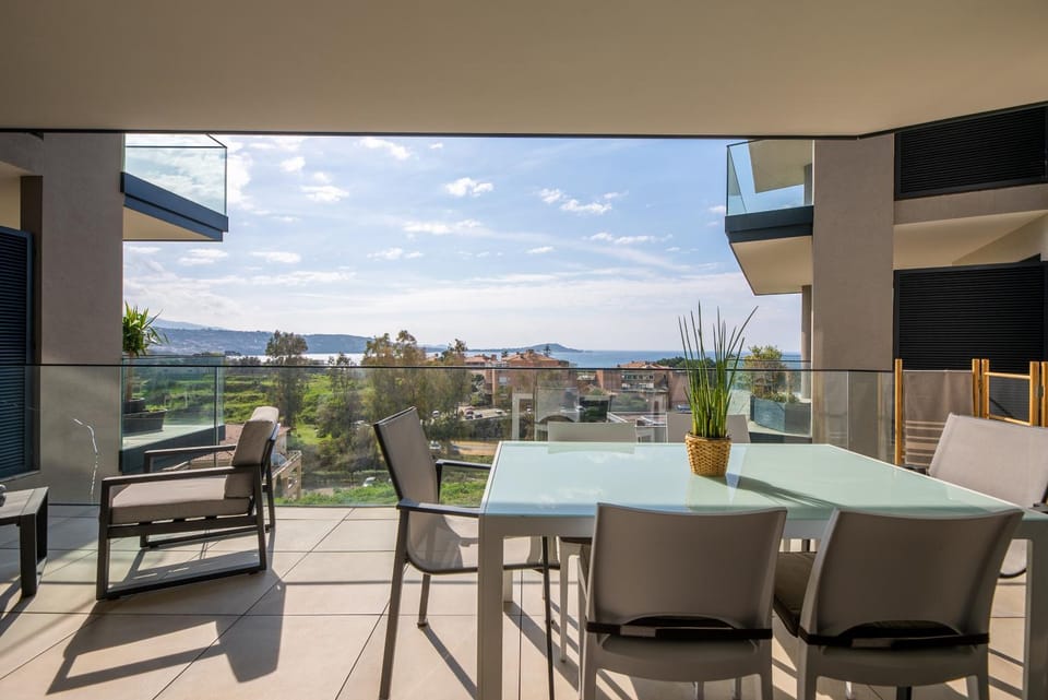 Patio, Day, Natural landscape, View (from property/room), Balcony/Terrace, Living room, Seating area, Dining area, Mountain view