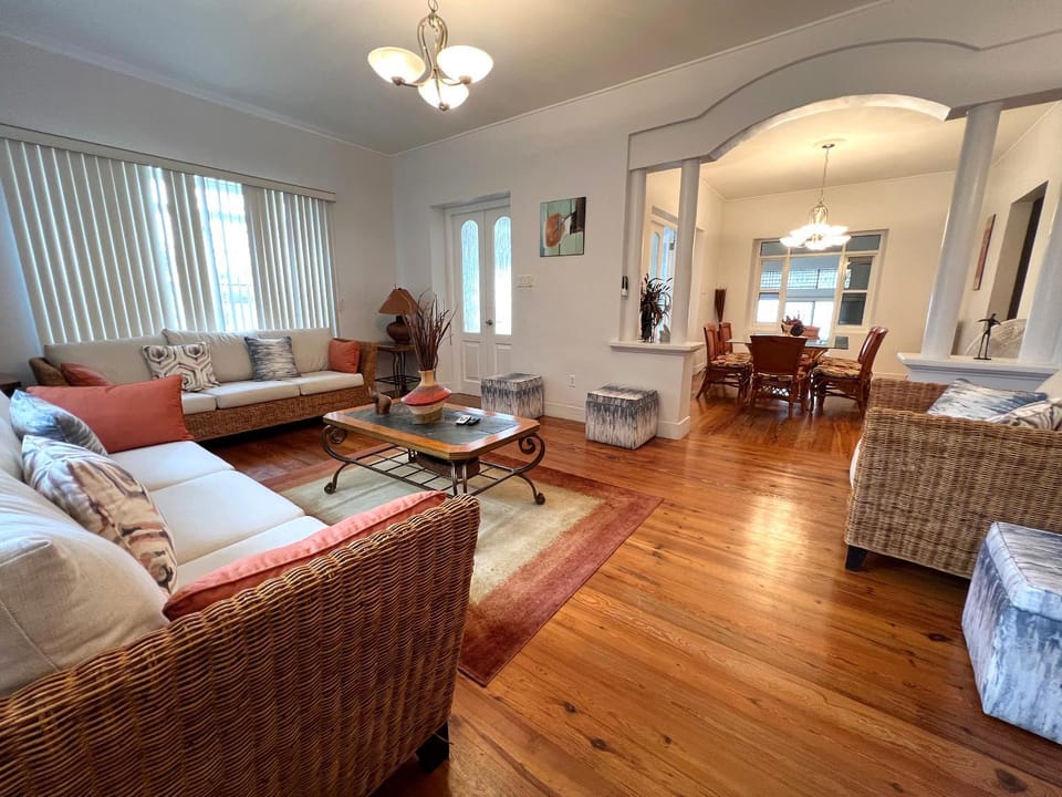 Restaurant/places to eat, Living room, Seating area, Dining area