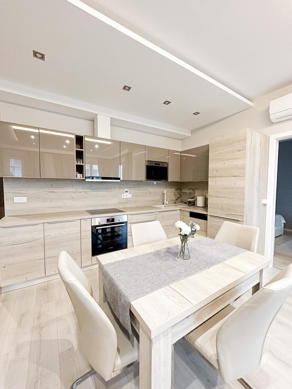 Kitchen or kitchenette, Dining area