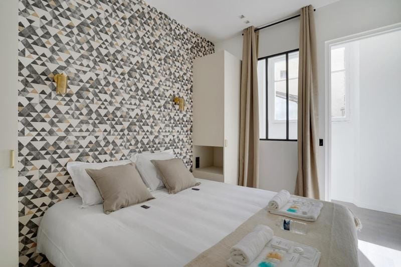 Bed, Photo of the whole room, Bedroom, towels