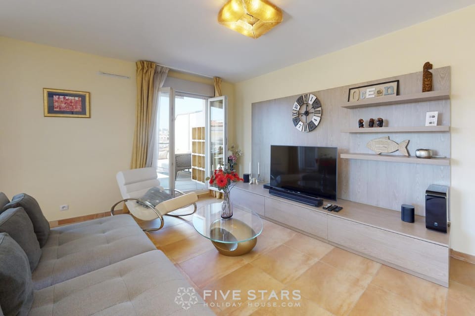 Communal lounge/ TV room, TV and multimedia, Living room, Seating area, Dining area