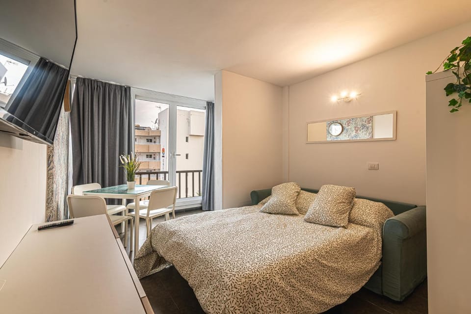 Bed, TV and multimedia, Living room, Lounge or bar, Photo of the whole room, Bedroom