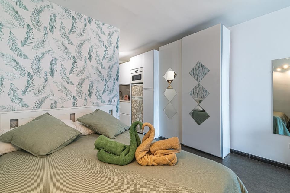 Bed, Kitchen or kitchenette, kitchen