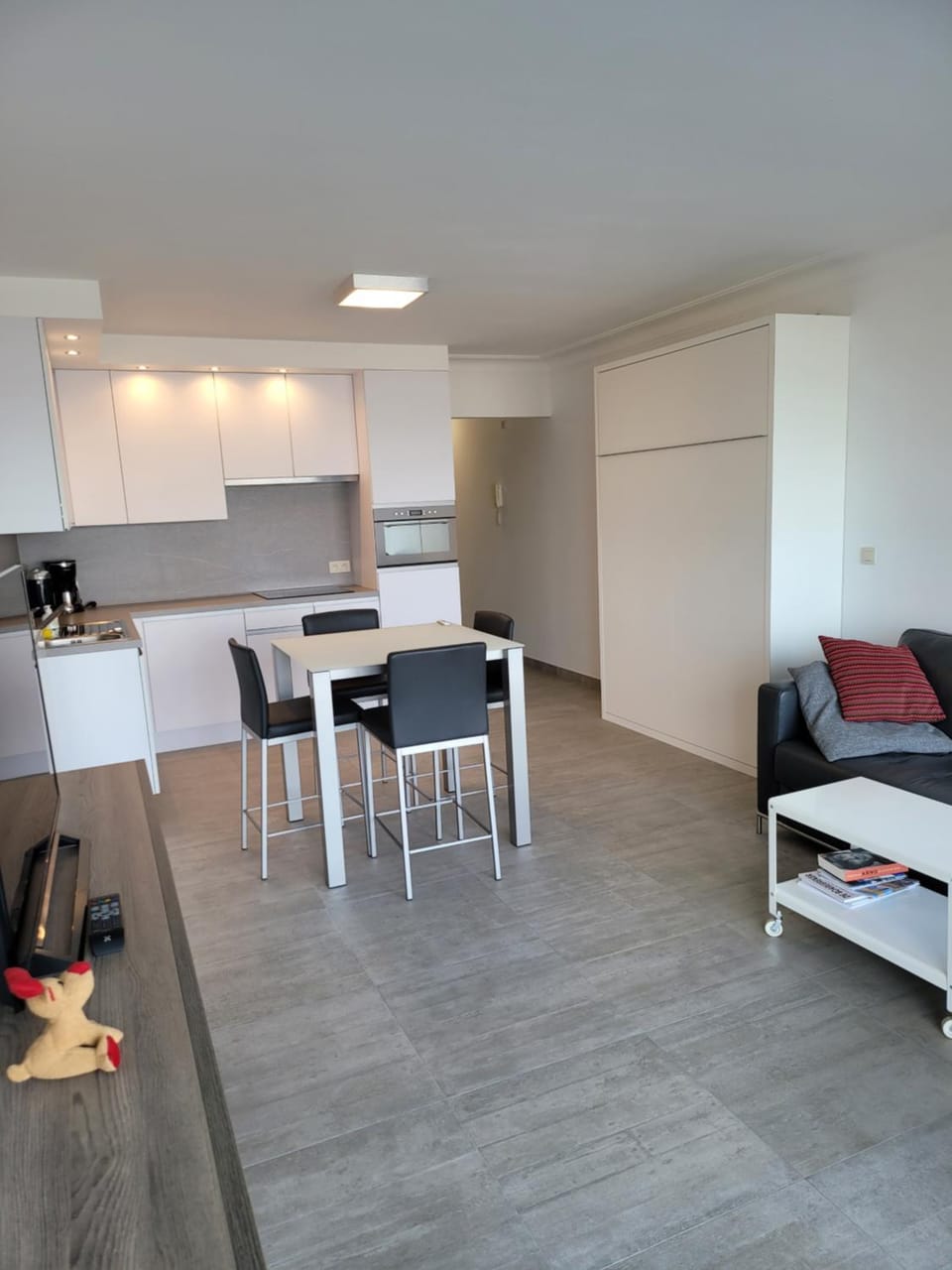 Studio 105 op zeedijk met frontaal zeezicht 1ste verdiep Apartment in Middelkerke