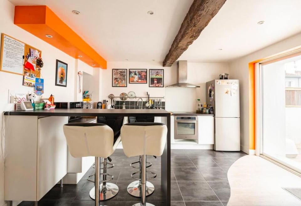 Kitchen or kitchenette, oven, stove, Internal: Not applicable to any particular room