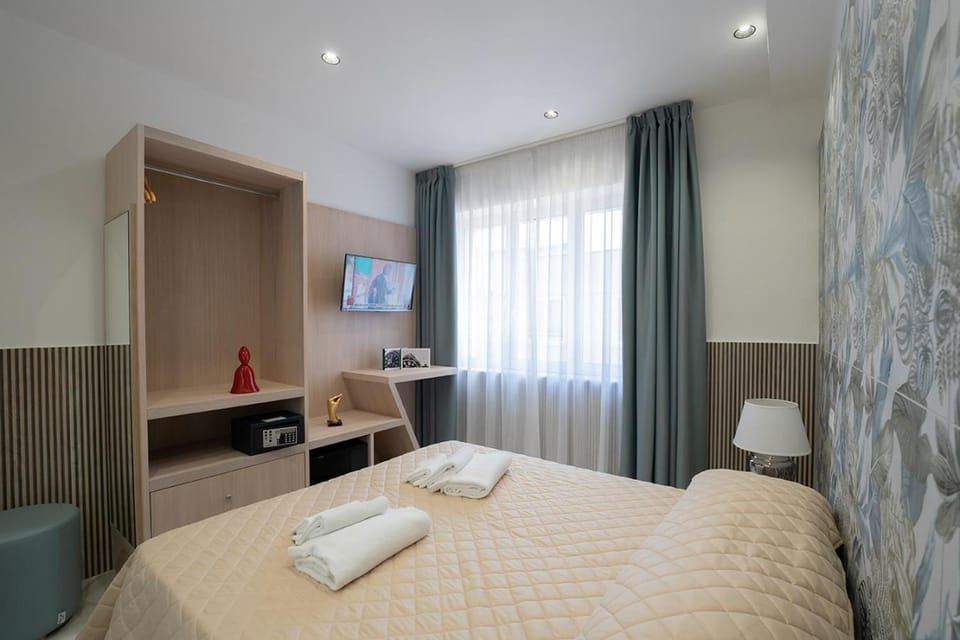 Bed, TV and multimedia, Photo of the whole room, Bedroom, hair dresser, towels