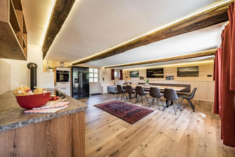 TV and multimedia, Kitchen or kitchenette, Living room, Seating area, Dining area