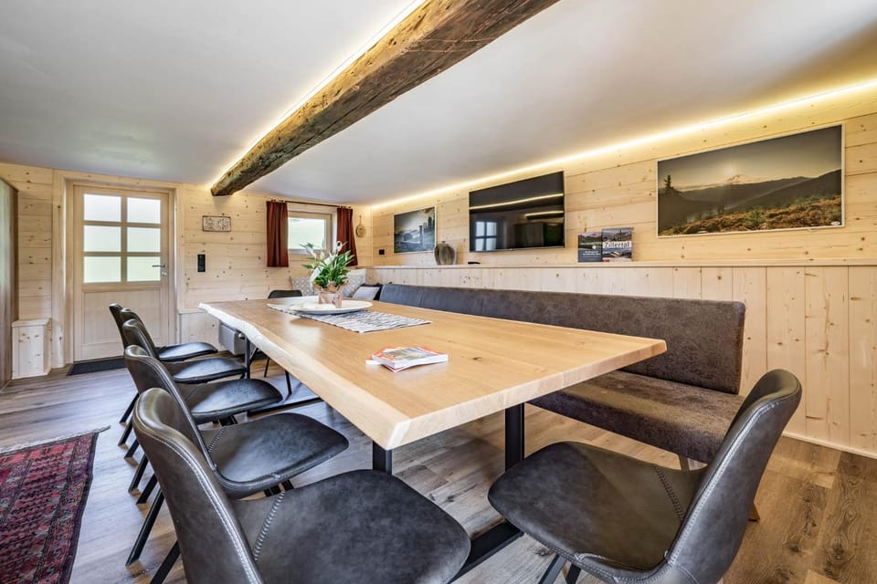 Communal lounge/ TV room, TV and multimedia, Living room, Seating area, Dining area