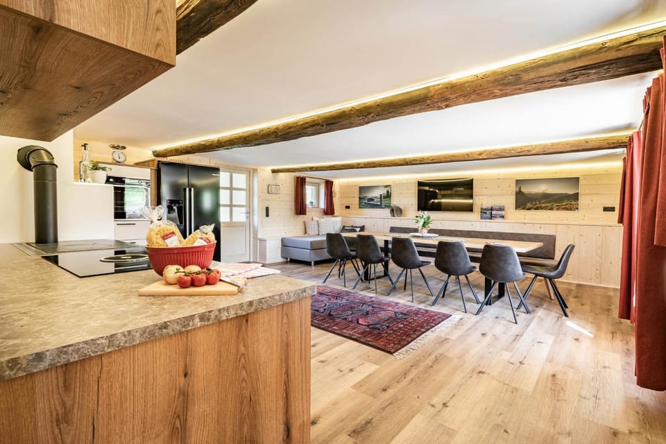Kitchen or kitchenette, Living room, Seating area, Dining area