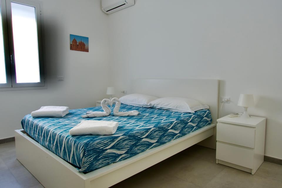 Bed, Bedroom, towels, air conditioner