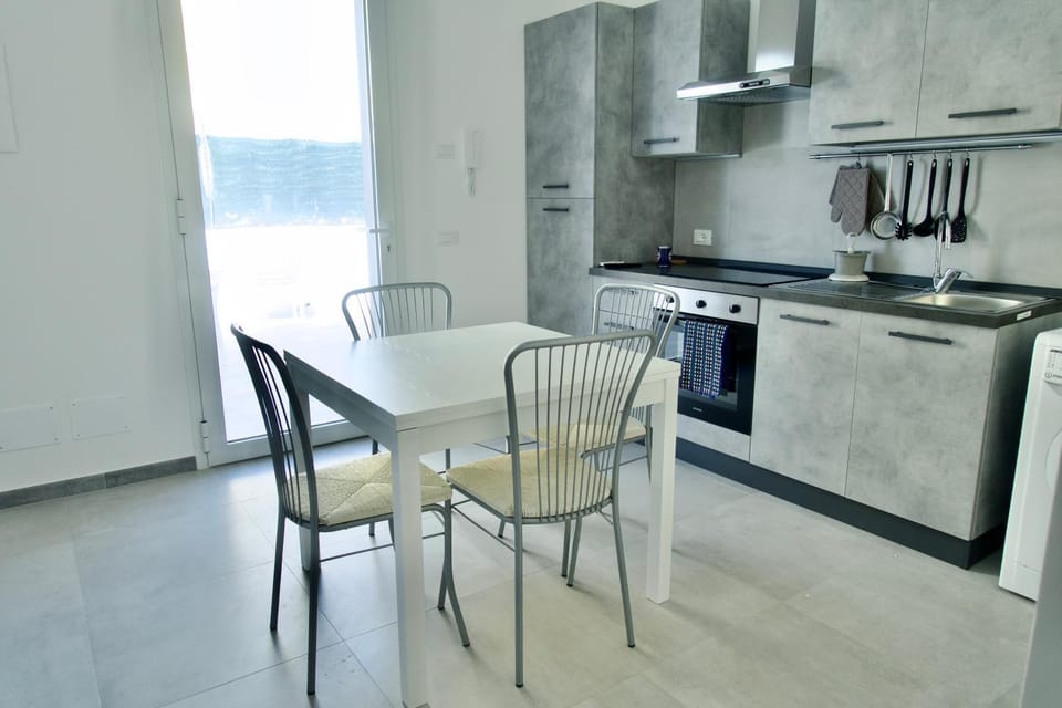 Kitchen or kitchenette, Dining area, dishwasher
