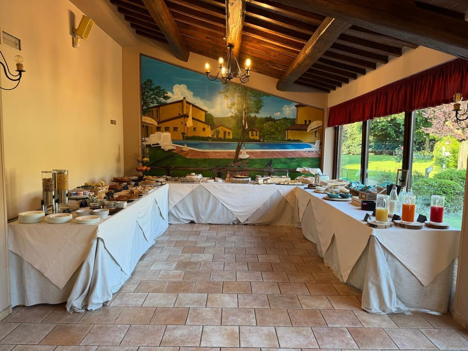 Restaurant/places to eat, Food and drinks, Buffet breakfast