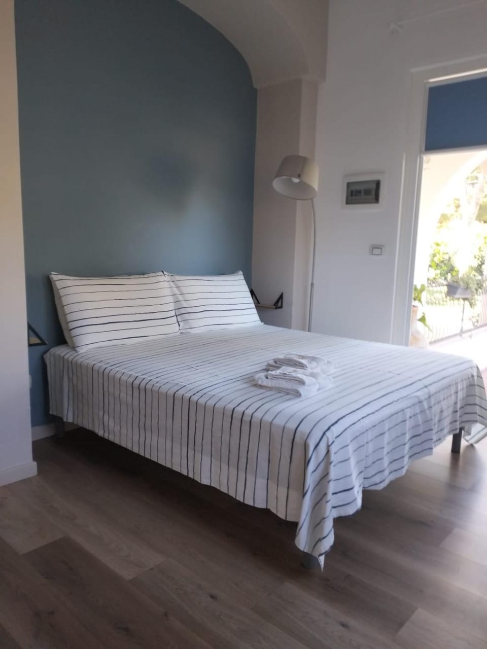Bed, Bedroom, towels