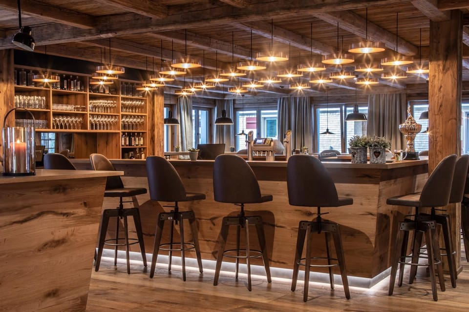 Restaurant/places to eat, Lounge or bar, Banquet/Function facilities, Area and facilities