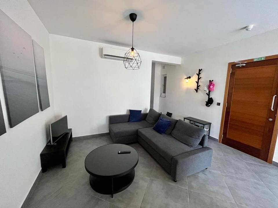 TV and multimedia, Living room, Seating area, Evening entertainment, air conditioner