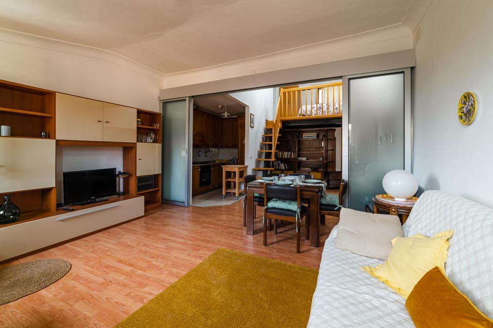 TV and multimedia, Kitchen or kitchenette, Living room, Photo of the whole room, Seating area, Dining area