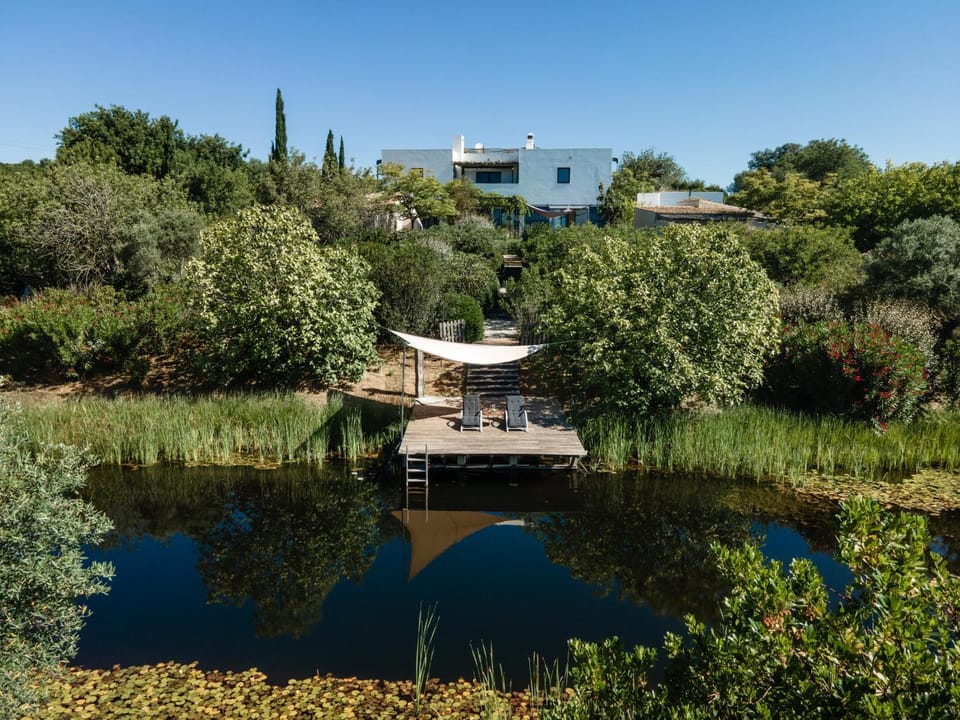 Property building, Natural landscape, Bird's eye view, Garden, Garden view, Lake view, Swimming pool