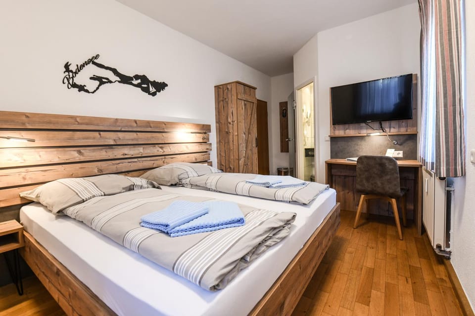 Bed, TV and multimedia, Photo of the whole room, Bedroom