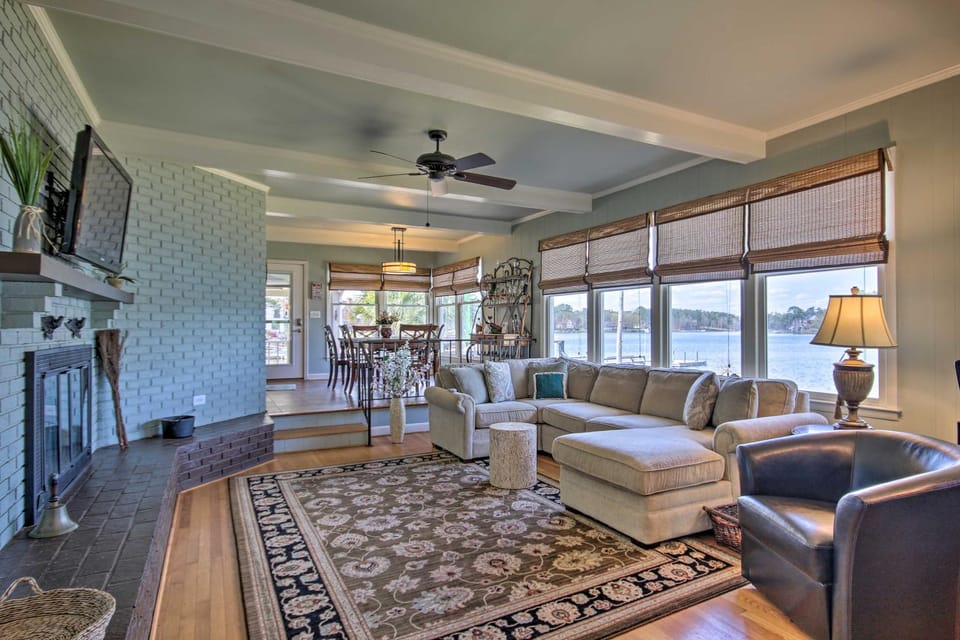 Quiet Lakefront Retreat w/ Boat Ramp & 2 Docks House in Leesville