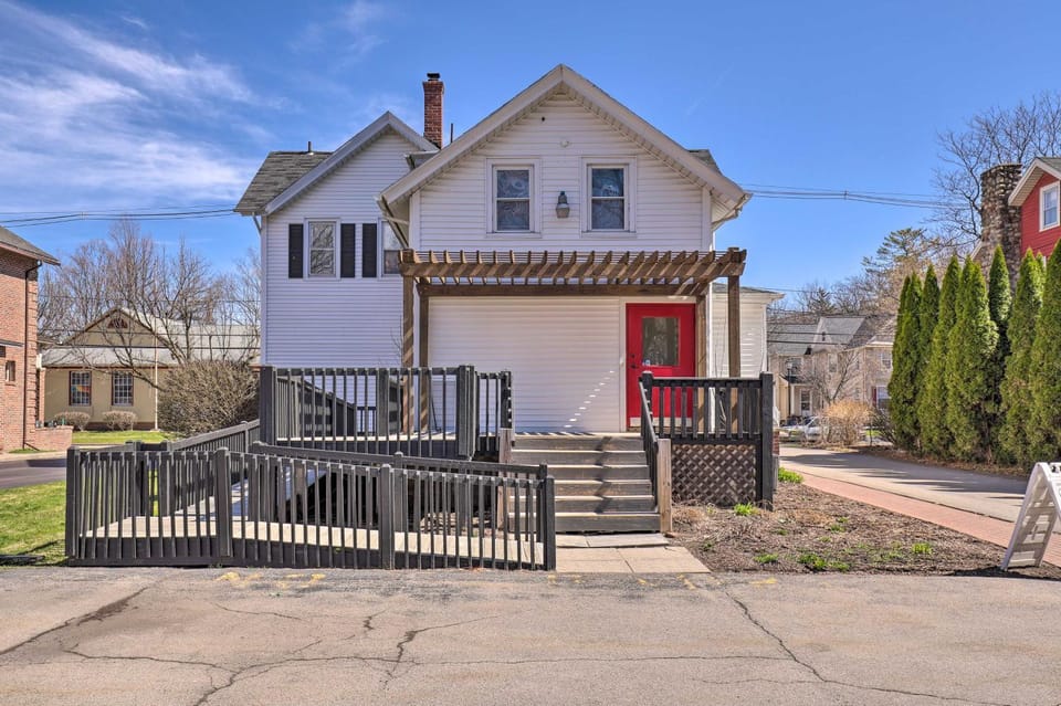 Charming & Walkable Fairport Village Apartment! Apartment in Fairport