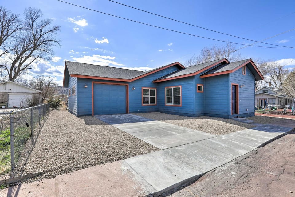 Modern Retreat: 3 Blocks to Dtwn Williams + Rte 66 House in Williams