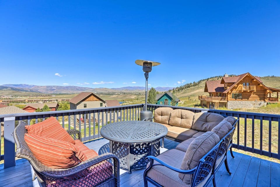 Ski + Bike: Home w/ Deck & Hot Tub in Granby! House in Granby