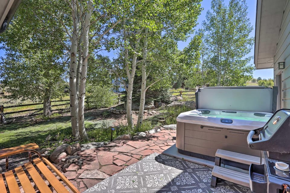 Ski + Bike: Home w/ Deck & Hot Tub in Granby! House in Granby