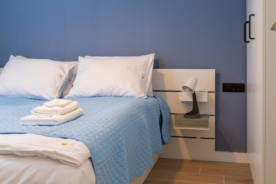 Bed, Bedroom, towels