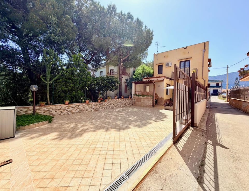Property building, Neighbourhood, Street view, Parking