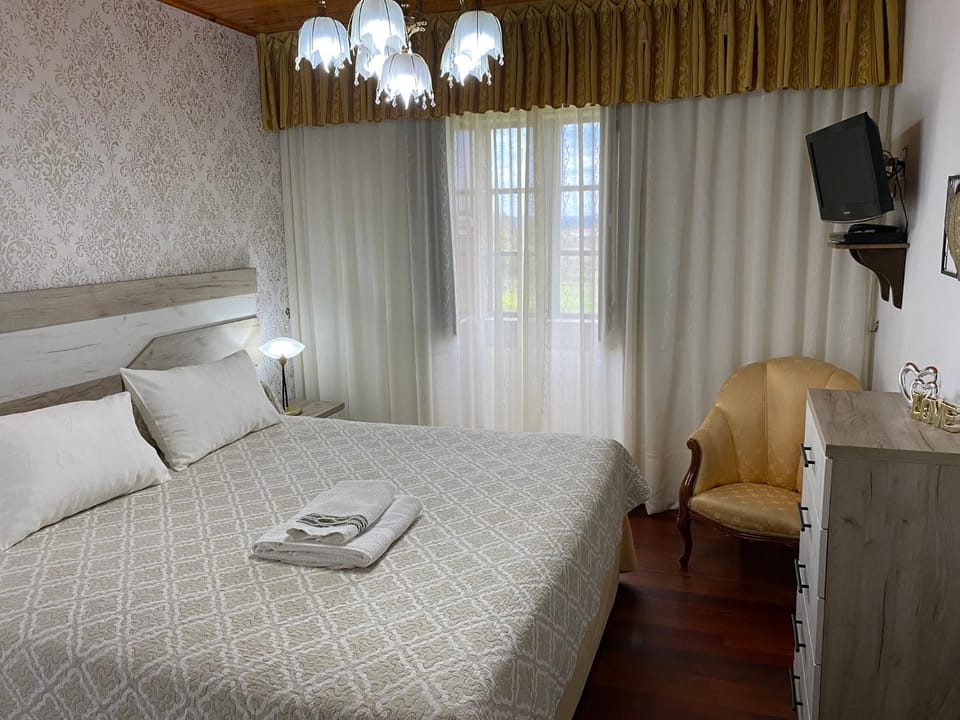 Bed, TV and multimedia, Photo of the whole room