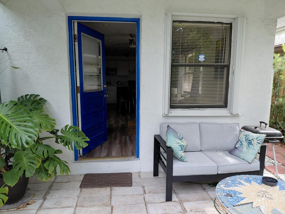 Stylish One-bedroom apartment and beautiful Garden! Apartment in Oakland Park