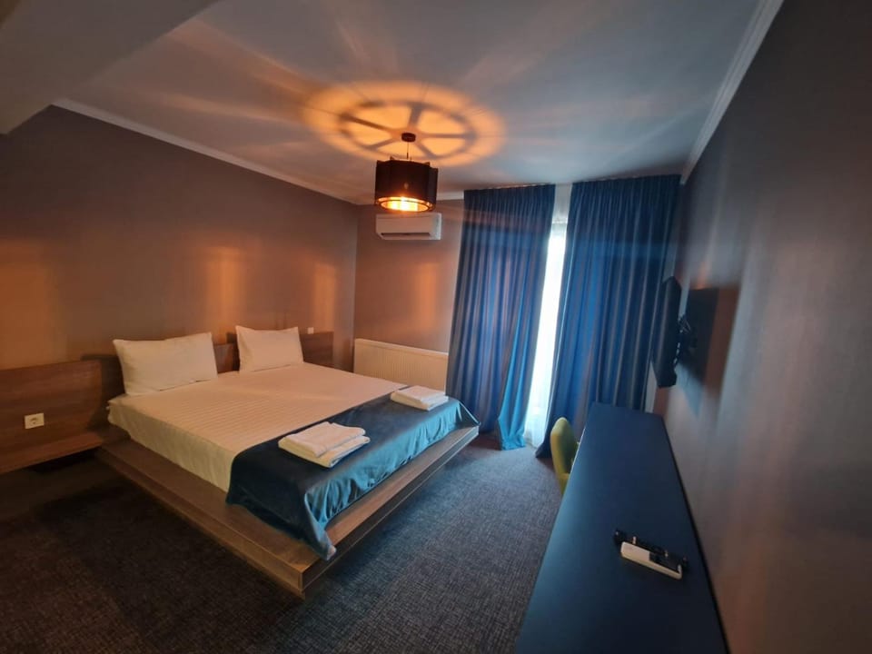 Bed, TV and multimedia, Photo of the whole room, Bedroom