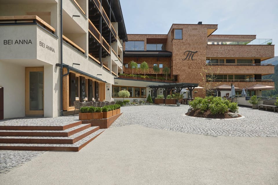 Property building, Restaurant/places to eat