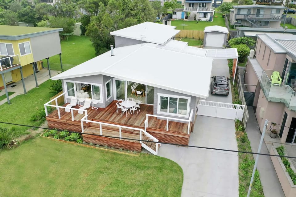 Property building, Patio, Day, Natural landscape, Bird's eye view, Balcony/Terrace, Street view, Location