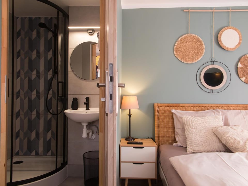 Shower, Toilet, Bed, Bathroom, Photo of the whole room, Bedroom