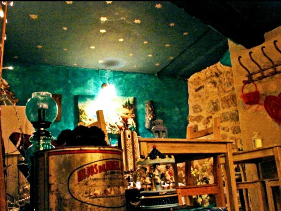 Lounge or bar, Food and drinks, Decorative detail, Drinks, Alcoholic drinks