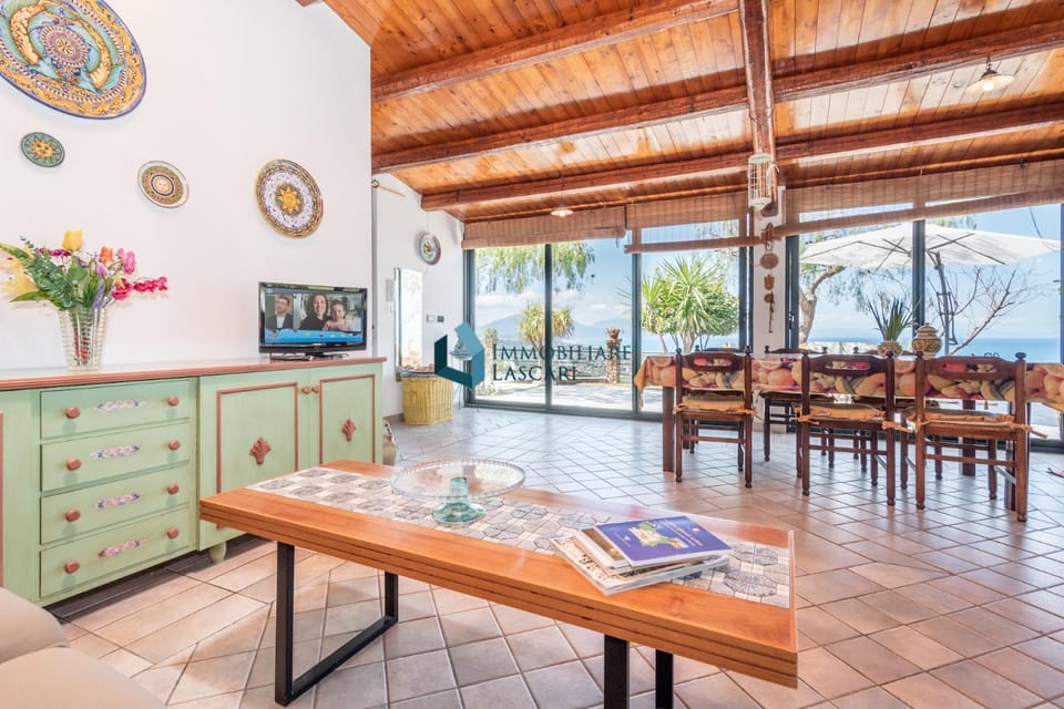 Living room, Seating area, Dining area, Meals, Lunch
