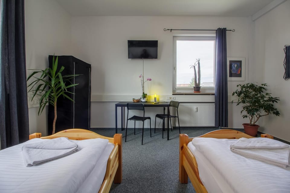 Bed, TV and multimedia, Photo of the whole room, Seating area, Bedroom, towels