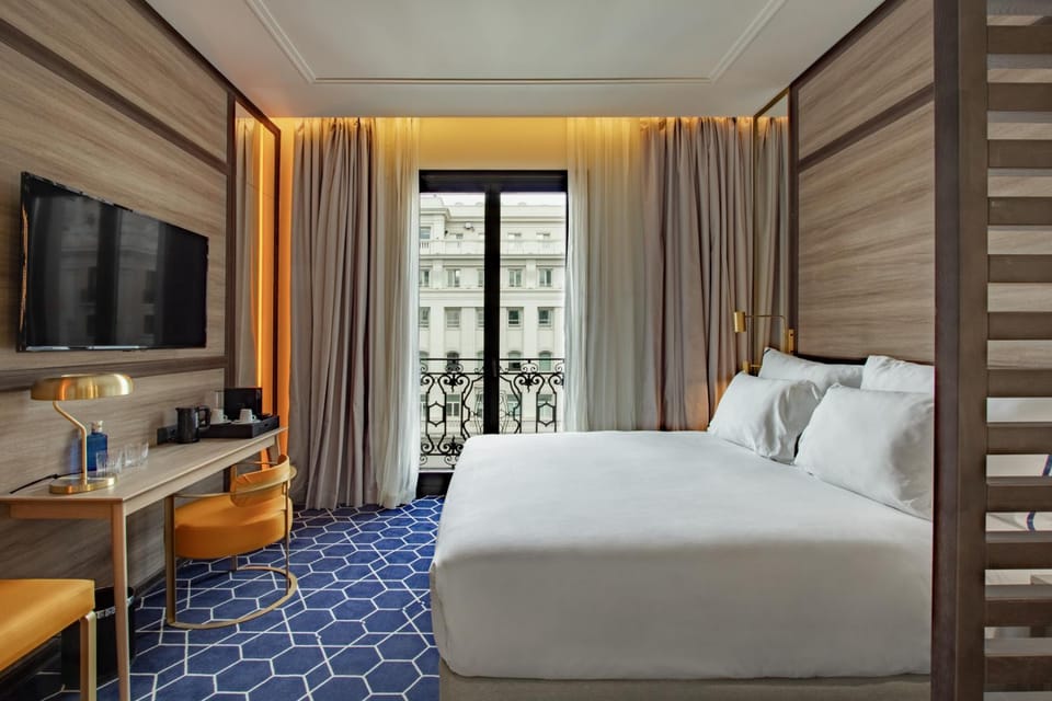 Bed, TV and multimedia, View (from property/room), Bedroom