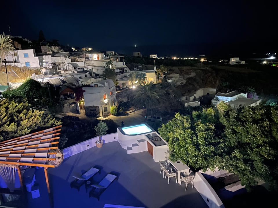 Property building, Balcony/Terrace, Swimming pool, Inner courtyard view