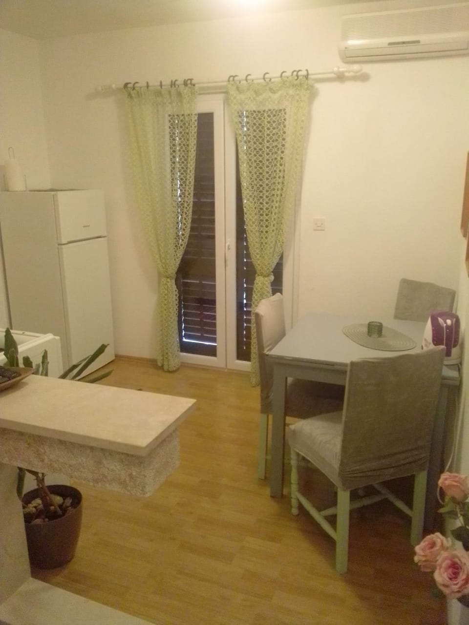 Kitchen or kitchenette, Seating area, air conditioner