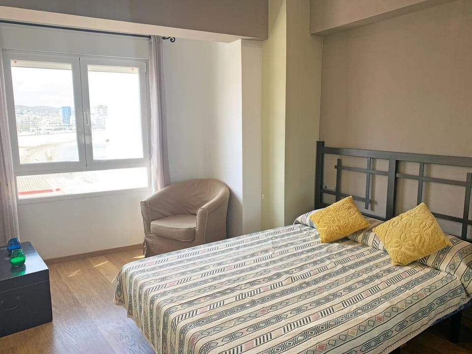 Spring, Bed, Day, Night, Activities, Winter, Summer, Balcony/Terrace, Photo of the whole room, Beach, Hiking, Animals, Animals, Animals, Bedroom, Autumn, Pets, Pets, Pets, Sports, Entertainment, children, children, children, young children, young children, young children, older children, older children, older children, group of guests, group of guests, group of guests, cot, Family, Family, Family, Parking, microwave, pet friendly, pet friendly, washing machine