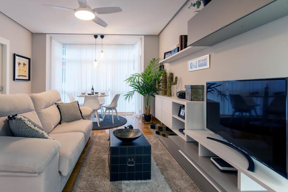 Dining area, fireplace