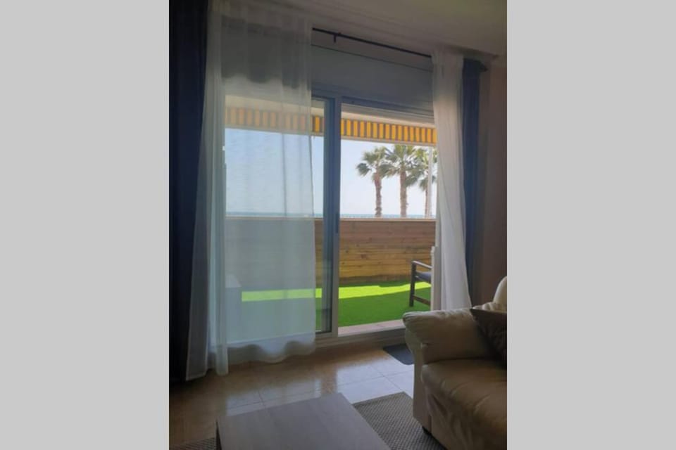 Apartamento para 5 personas frente al mar con piscina y parking Apartment in Garraf
