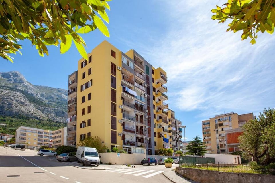 Property building, Neighbourhood