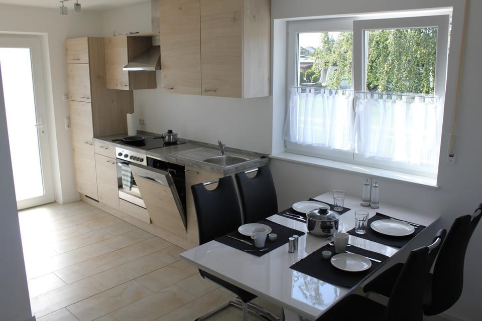 Kitchen or kitchenette, Dining area, dishwasher, minibar, pet friendly, stove
