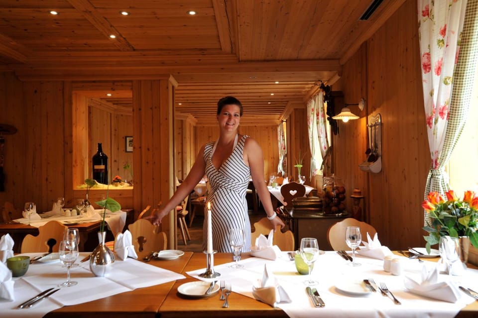 Restaurant/places to eat, Guests