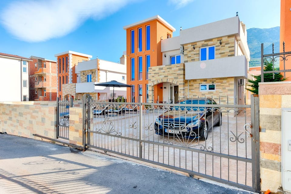 Property building, Neighbourhood, Swimming pool